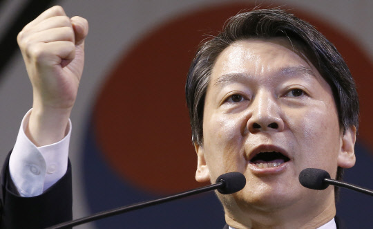 안철수 전 바른미래당 대표가 1년여간의 해외 체류를 마무리하고 국내 정계로 복귀하겠다고 2일 시사했다. 연합뉴스